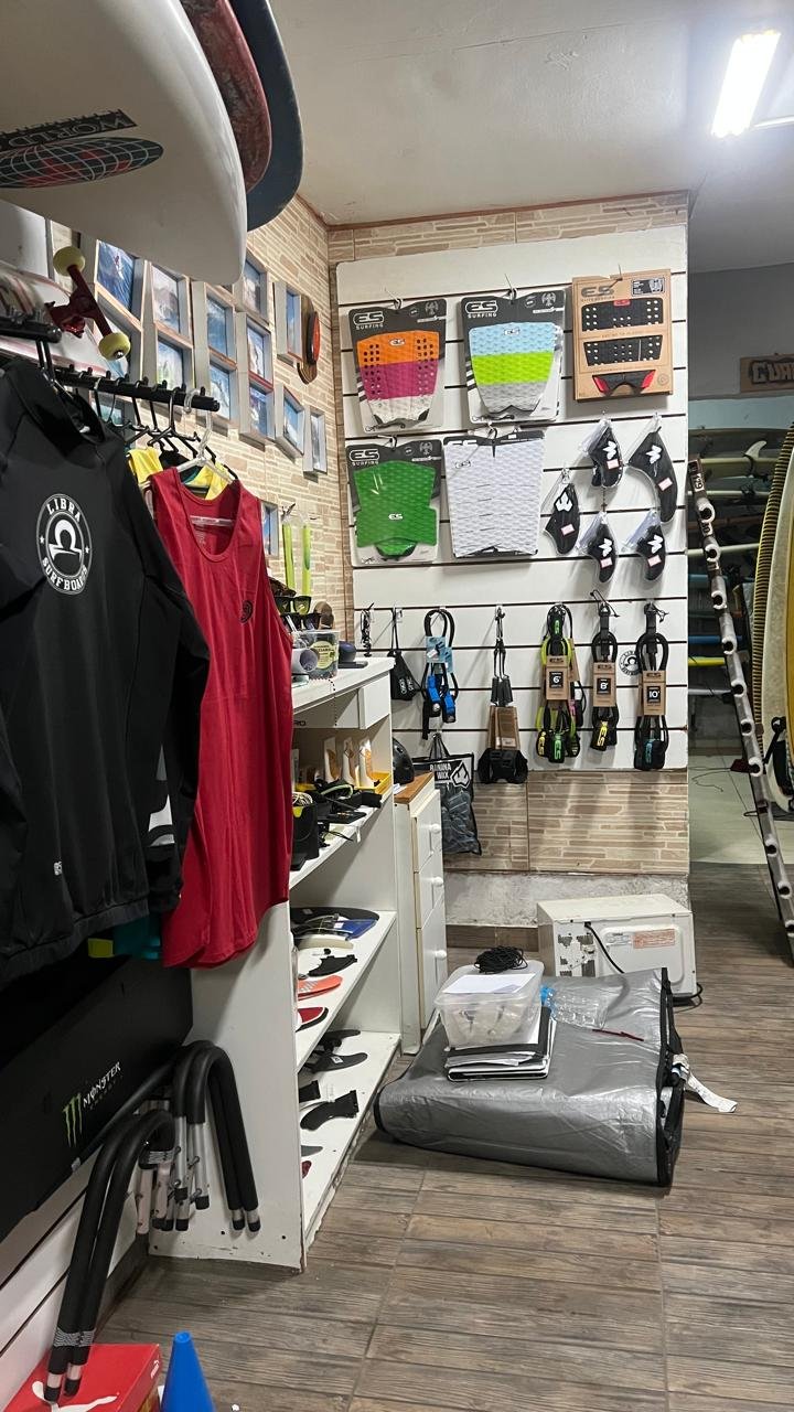 Interior da loja e equipamentos Libra Surfboards