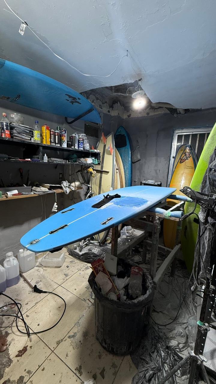 Prancha sendo reparada na oficina